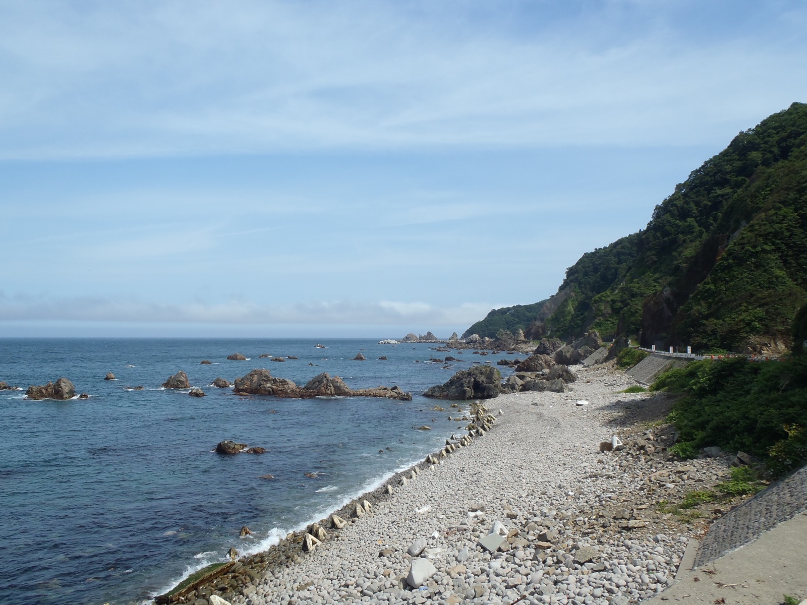 緑の山並みと青い海に囲まれた、岩手県久慈市の小袖海岸